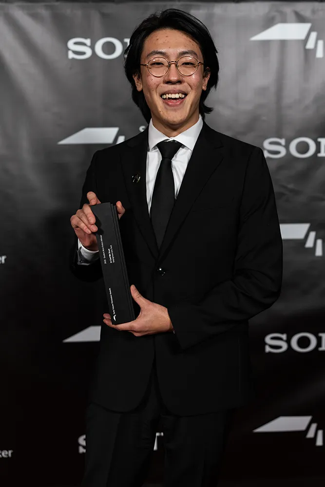 Seonghoon Eric Park with his award on the red carpet 
