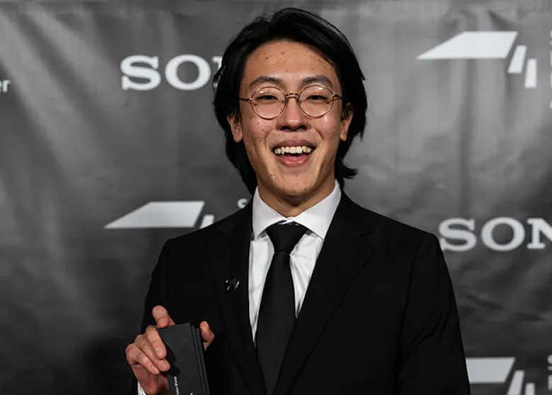 Seonghoon Eric Park with his award on the red carpet 