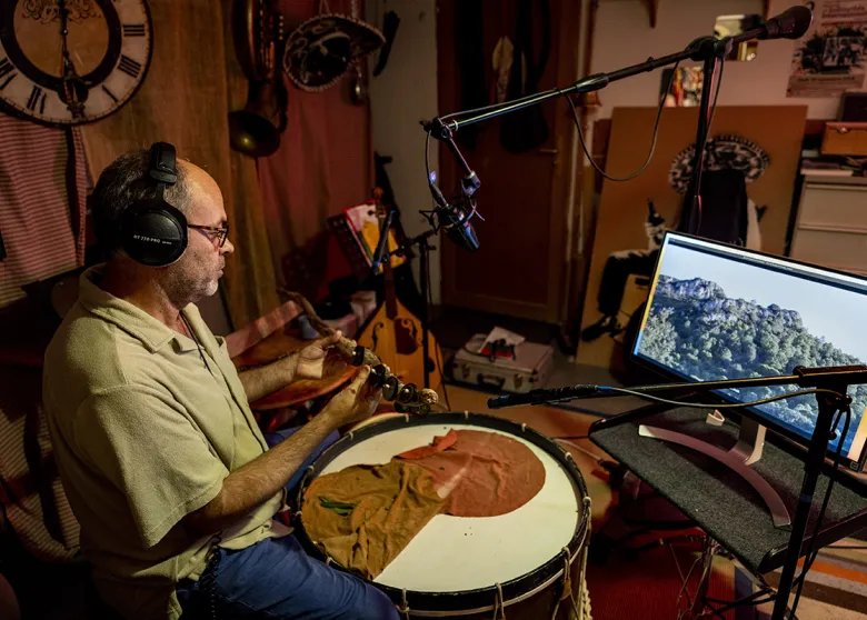 Musician recording Sem la Beluga